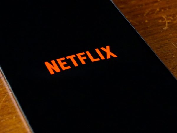 Logo de Netflix sur un écran de téléphone