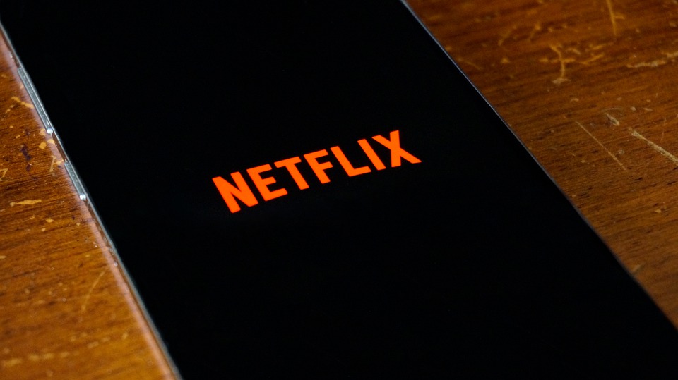 Logo de Netflix sur un écran de téléphone