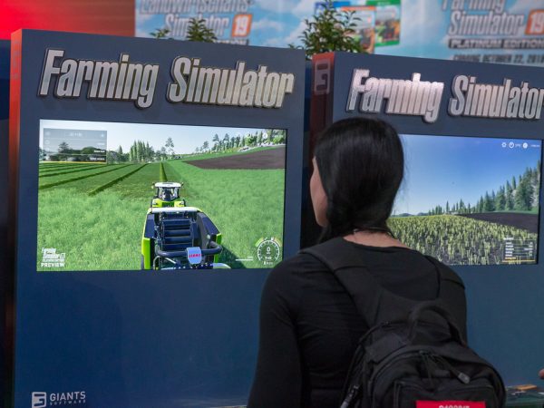 Une femme jouant à Farming Simulator